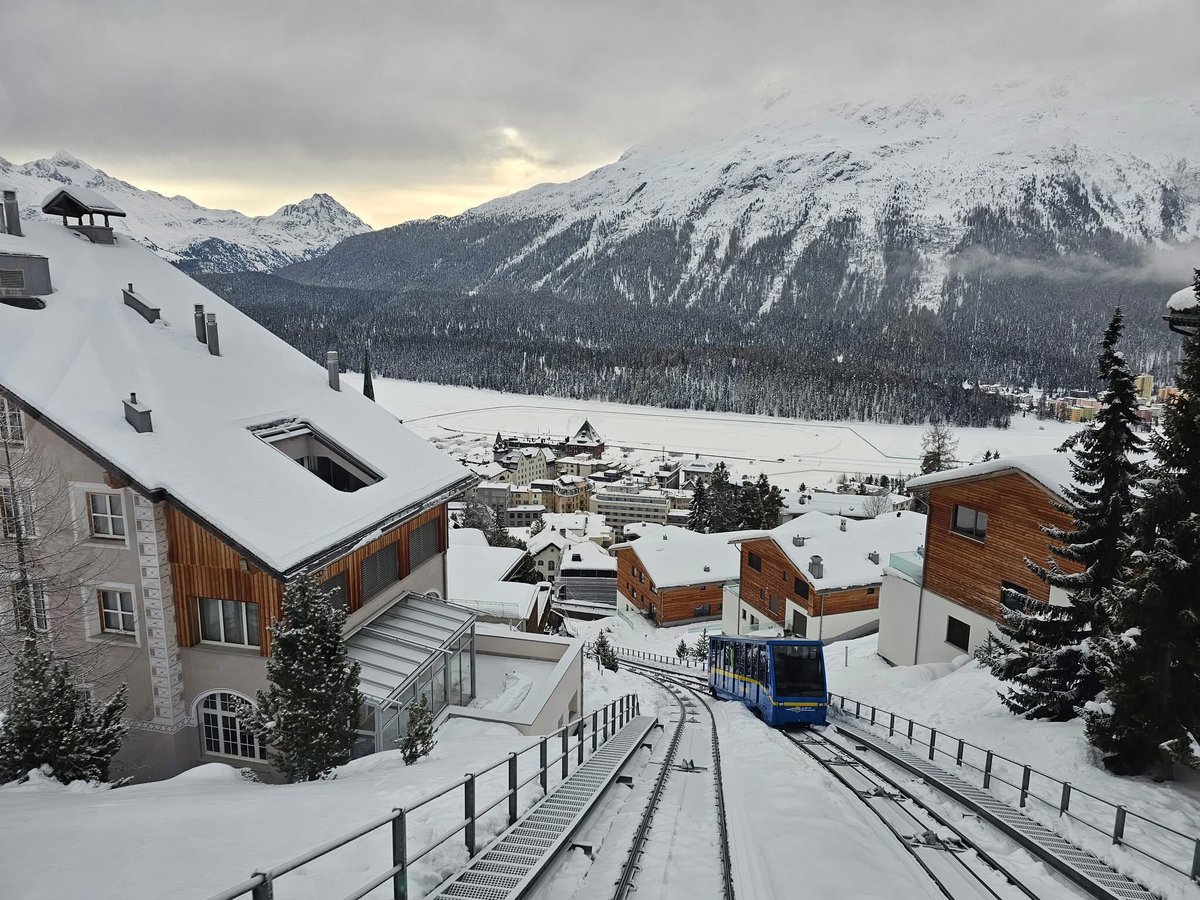 schweizok2's tweet photo. Engadin, Kanton Graubünden, Schweiz🇨🇭
Um die Schneeverhältnisse zu testen, bin ich gerade im Kundenauftrag kurz mit der Standseilbahn von St.Moritz über Chantarella hinauf zur Bergstation Corviglia gefahren.
Heute werde ich, auf der Piste, den Fremdenführer auf Skiern machen ⛷
Diesen Arbeitsauftrag habe ich am liebsten 🤗
Ich wünsche euch allen einen wunderschönen Tag weiterhin 🥰