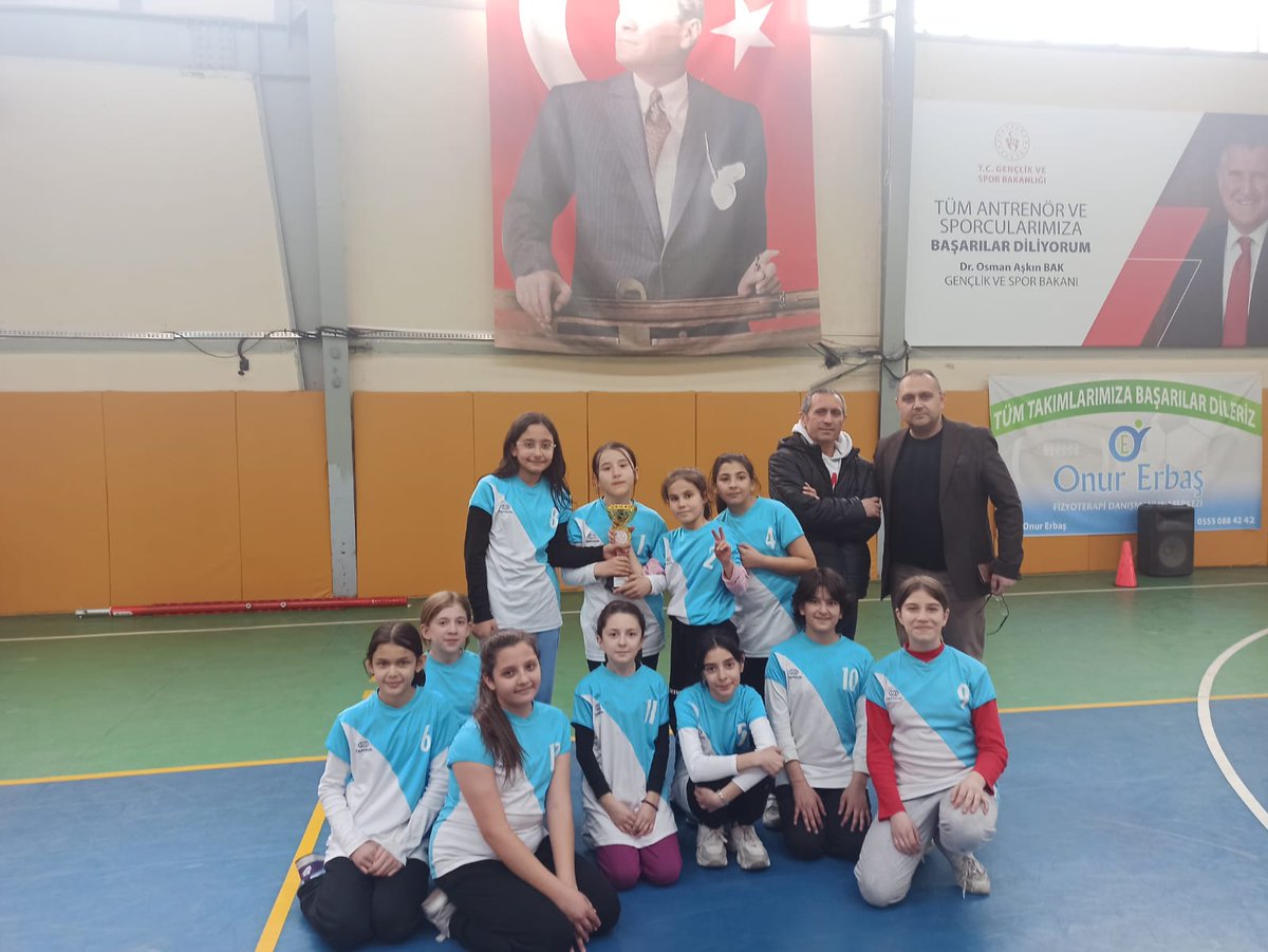 Okulumuz 5.sınıflar Kız Kaleli Yakan Top takımımız ilçe şampiyonu olmuştur. ilçemizi Ereğli'de yapılacak turnuvada temsil edecektir. Başarıda emeği geçen Beden Eğitim Öğretmenlerimiz Saygun UZ ve Büşra Nur KOKU'yu ve öğrencilerimizi tebrik ediyoruz.<a href="/KarapinarMEM/">Karapınar Milli Eğitim Müdürlüğü</a>