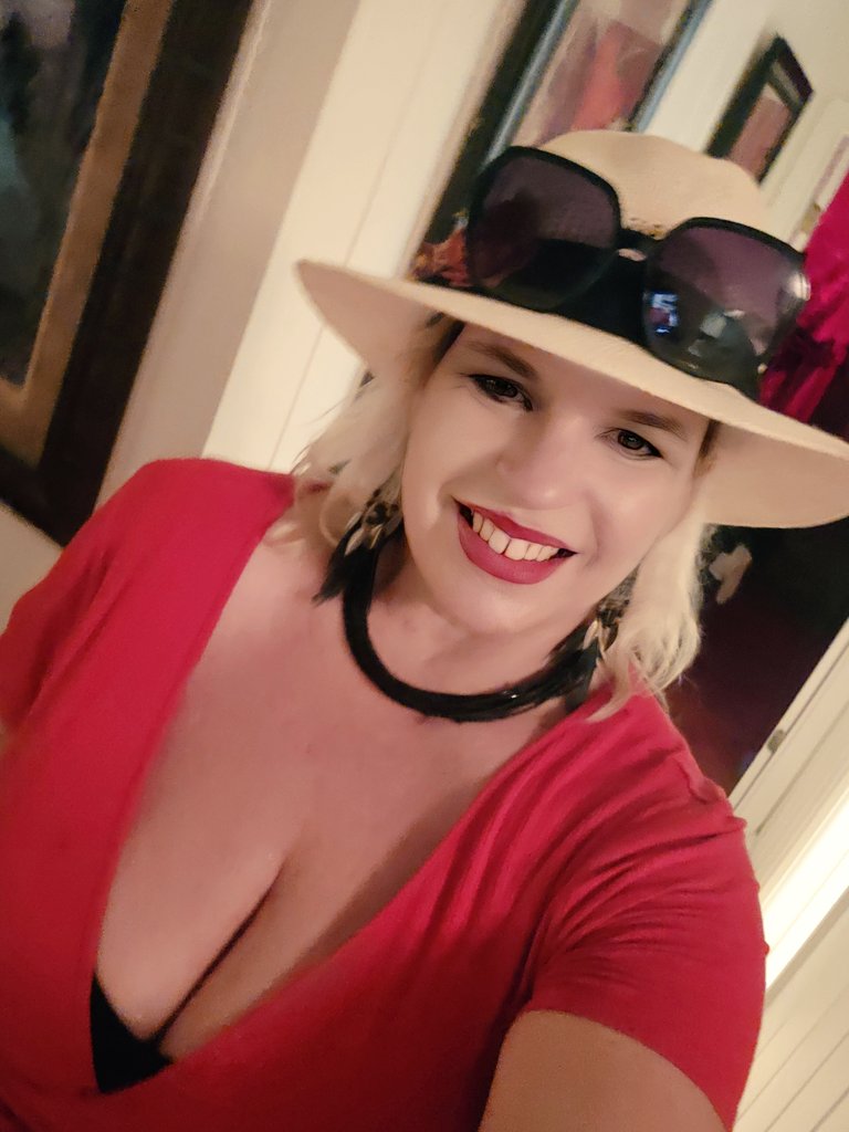 شلونه الاحمر عليه اريد مكان اطلع بيه بعيد الحب