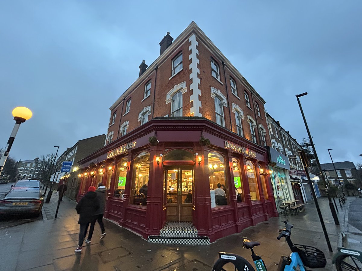 PubsSaving's tweet image. The Drayton Park reopened last August. It was closed for a few years for refurbishment. It is now a home fans pub. The nearest pub to the Arsenal stadium. #pubs #highbury #pubsreopening #livemusic