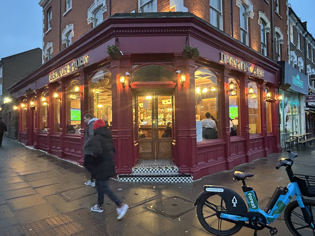 PubsSaving's tweet image. The Drayton Park reopened last August. It was closed for a few years for refurbishment. It is now a home fans pub. The nearest pub to the Arsenal stadium. #pubs #highbury #pubsreopening #livemusic