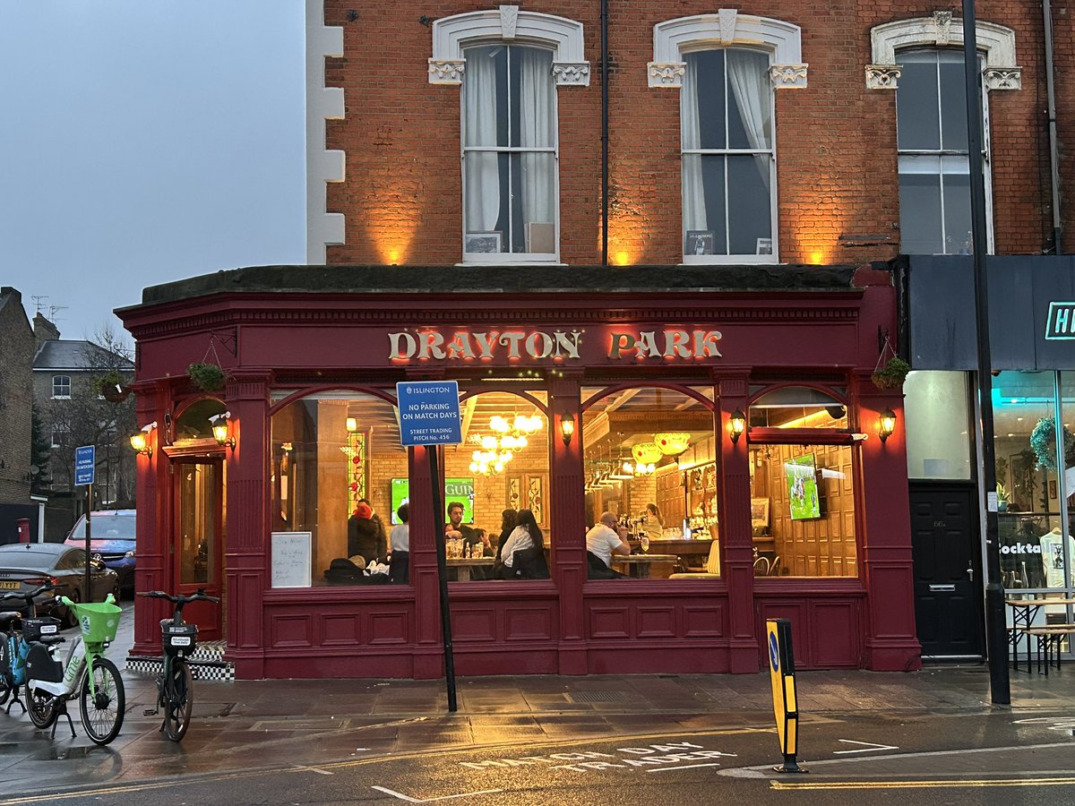 PubsSaving's tweet image. The Drayton Park reopened last August. It was closed for a few years for refurbishment. It is now a home fans pub. The nearest pub to the Arsenal stadium. #pubs #highbury #pubsreopening #livemusic