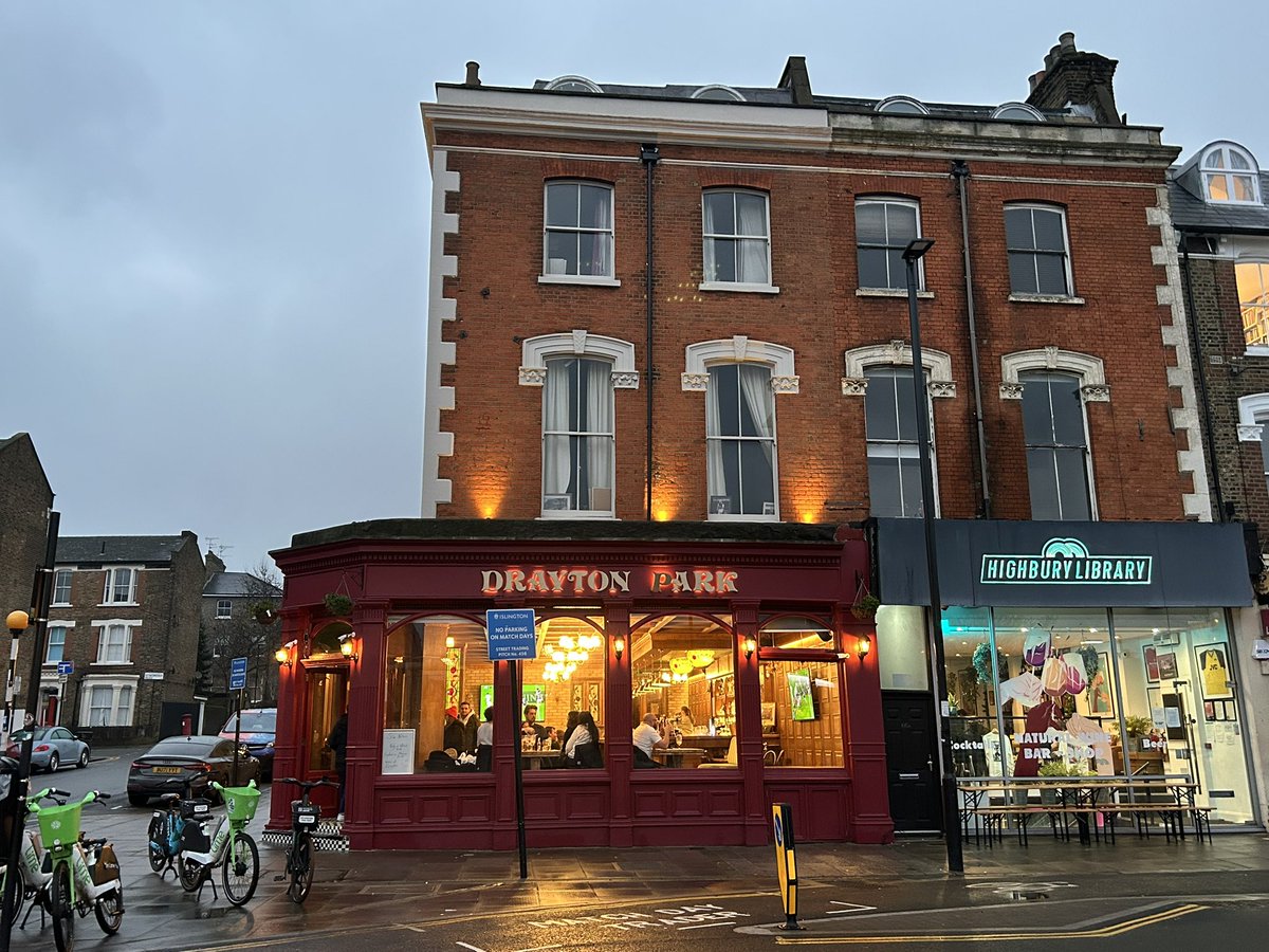 PubsSaving's tweet image. The Drayton Park reopened last August. It was closed for a few years for refurbishment. It is now a home fans pub. The nearest pub to the Arsenal stadium. #pubs #highbury #pubsreopening #livemusic