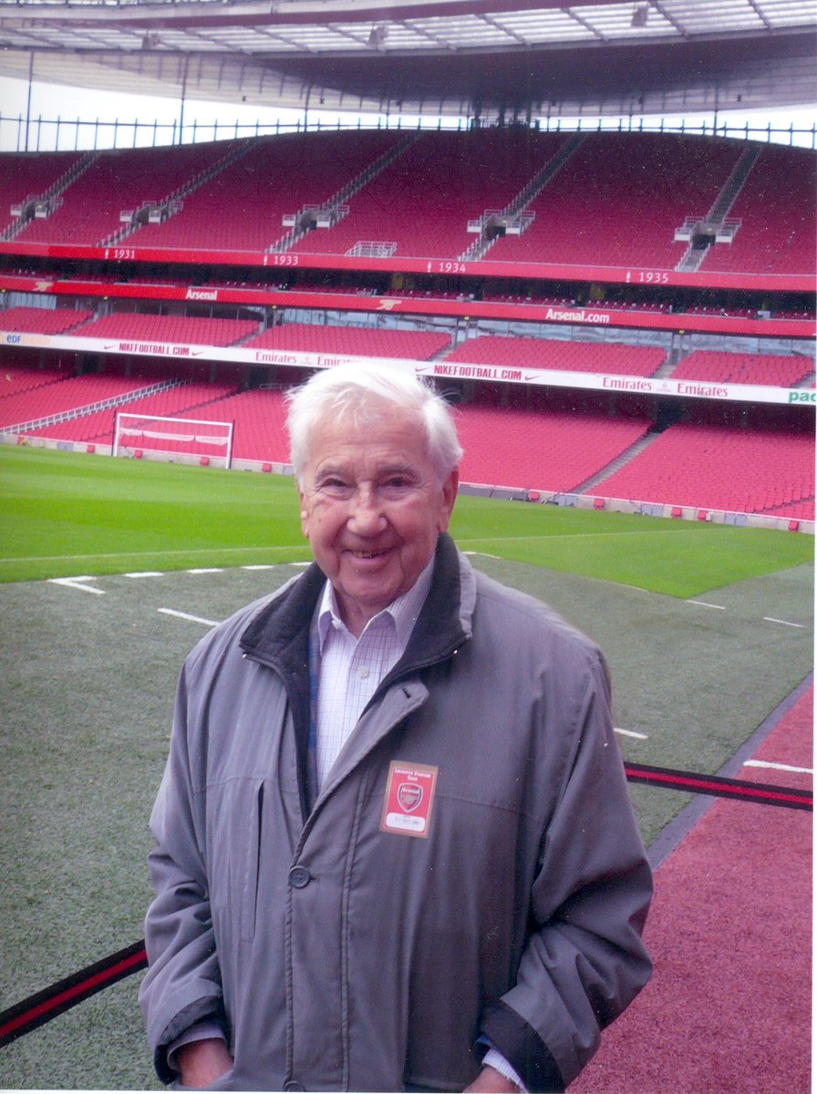 Willy Field held the longest membership at Arsenal Football Club for over 70+ years.

A German Jewish refugee who survived Dachau and fought for Britain during the Second World War, he had a true love for football.

This is the story of his passion for the Gunners:
(a thread)