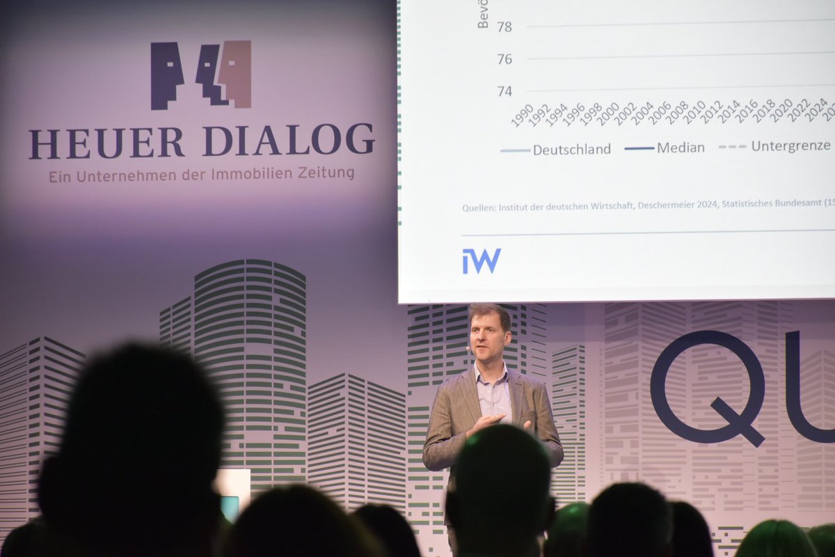 In der Wohnungspolitik auf Landesebene sollte Schluss sein mit linke Tasche-rechte Tasche Förderung, sagt Dr. Ralph Henger bei #Quovadis25 von <a href="/Heuer_Dialog/">Heuer Dialog</a> - damit meint er: Grunderwerbssteuer senken, statt Förderprogramme für Ersterwerber!