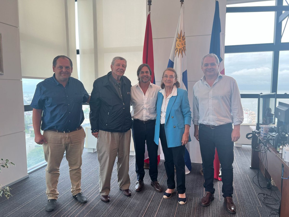 Agradecerte que nos recibieras y tener la oportunidad de agradecerte en persona por estos 5 años 
También por el buen tipo que sos, y nunca cambiaste la forma de ser ni tu humildad <a href="/LuisLacallePou/">Luis Lacalle Pou</a>
Estoy seguro que la mayoría de los uruguayos piensan esto 
Simplemente GRACIAS