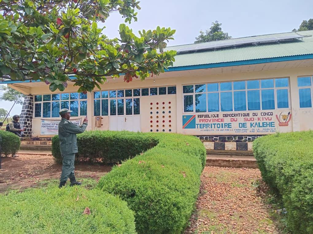 wembi_steve's tweet photo. #RDC: “L'AFC/M23 est déjà à #Kashekesheke, c'est après IHUSI centre, ils progressent vers %Kabamba, à 9km de chez moi, à #Kavumu et à 2 km de #Katana, à 39 km de la place de l'indépendance dans la ville de #Bukavu. #Kinshasa continue à rêver” alerte @MeShamavu [ photo : Un element AFC/M23 devant le bureau administratif de Kalehe]