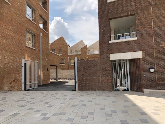 MPSCommunities's tweet image. MET DOCO’s with @lbbdcouncil @barkingriver @Bellway_Homes successfully ensured Barking Riverside achieved @securedbydesign GOLD. 494 residential units feature SR2 communal doors, access control, PAS24 doors & windows, Gerda protection and lighting. All helping prevent Crime & ASB
