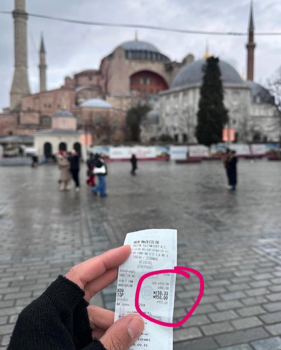 Oğuz Kaan Salıcı: Bir Bakan Düşünün…

1500 yıllık Ayasofya’da kimsenin aklına gelmeyeni yaptı.

Ayasofya’yı eşine dostuna para basan bir kaynağa çevirdi.

Ayasofya’daki müzeye giriş: 950 TL
Bileti kesen şirket: Turizm Bakanı Mehmet Nuri Ersoy’un eniştesinin şirketi DEM Müzecilik