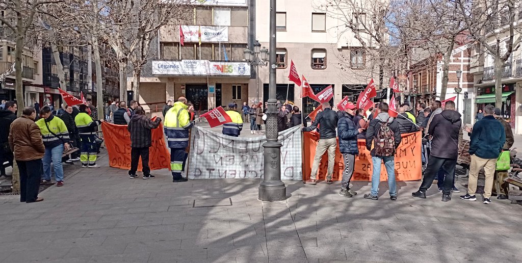 🔴 Hoy, los trabajadores de la limpieza viaria de #Leganés se han concentrado para reclamar que se apruebe el pliego de condiciones y se les aplique las subidas salariales de su convenio.

👉🏻 Esta tarde, a las 17:30, vuelven a concentrarse en la plaza de España de Leganés.