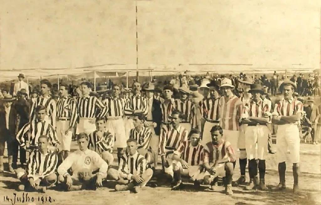 Escudo pode ser encontrado na camisa do goleiro (canto inferior esquerdo). (Reprodução/X)