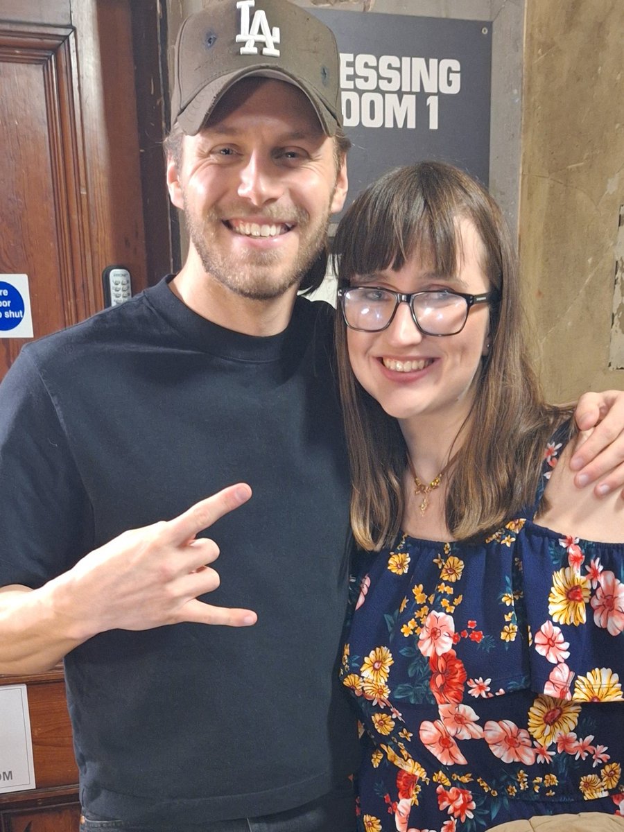 Last night I got to present my artwork to Warren Zeiders at his concert in Manchester 🥰🤠🫶 The best night 😍🎶

#warrenzeiders #relapsetour #Manchester