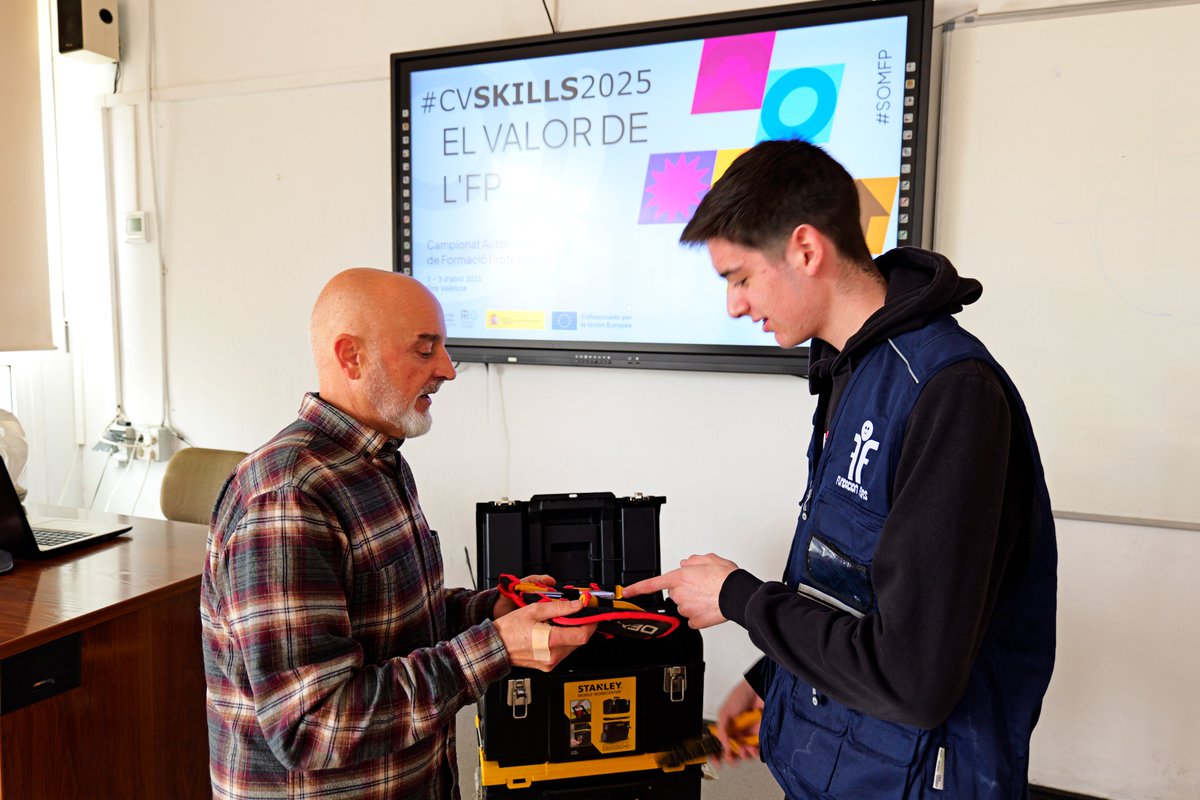 Fund_Flors's tweet image. Nuestro alumno de 2º del Ciclo #IAE, Érik Ballester, puede convertirse en el representante de la Comunitat Valenciana en #SpainSkills en la especialidad de Instalaciones Eléctricas. Érik participa en el concurso #CVSkills2025 de la @GVAeducacio 
#FundaciónFlors
#CalidadEducativa