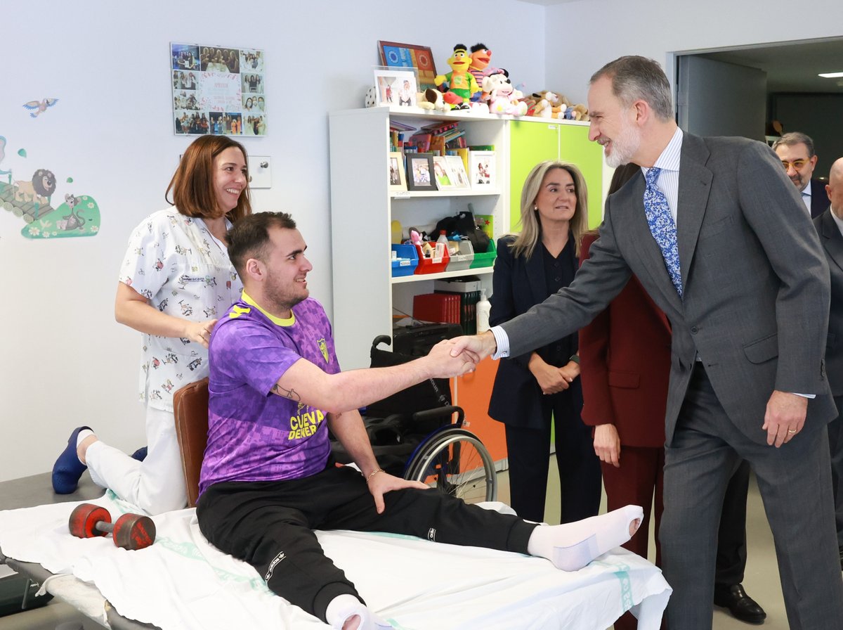CasaReal's tweet photo. Los Reyes, en el área de rehabilitación infantil del @HNParaplejicos (Toledo) para conocer las técnicas que se llevan a cabo, como es el uso del robot pediátrico, Lokomat, que ayuda a caminar a niños y niñas con lesiones medulares.

➡️https://t.co/eLcRT1vsWs https://t.co/rxsw7PE73q