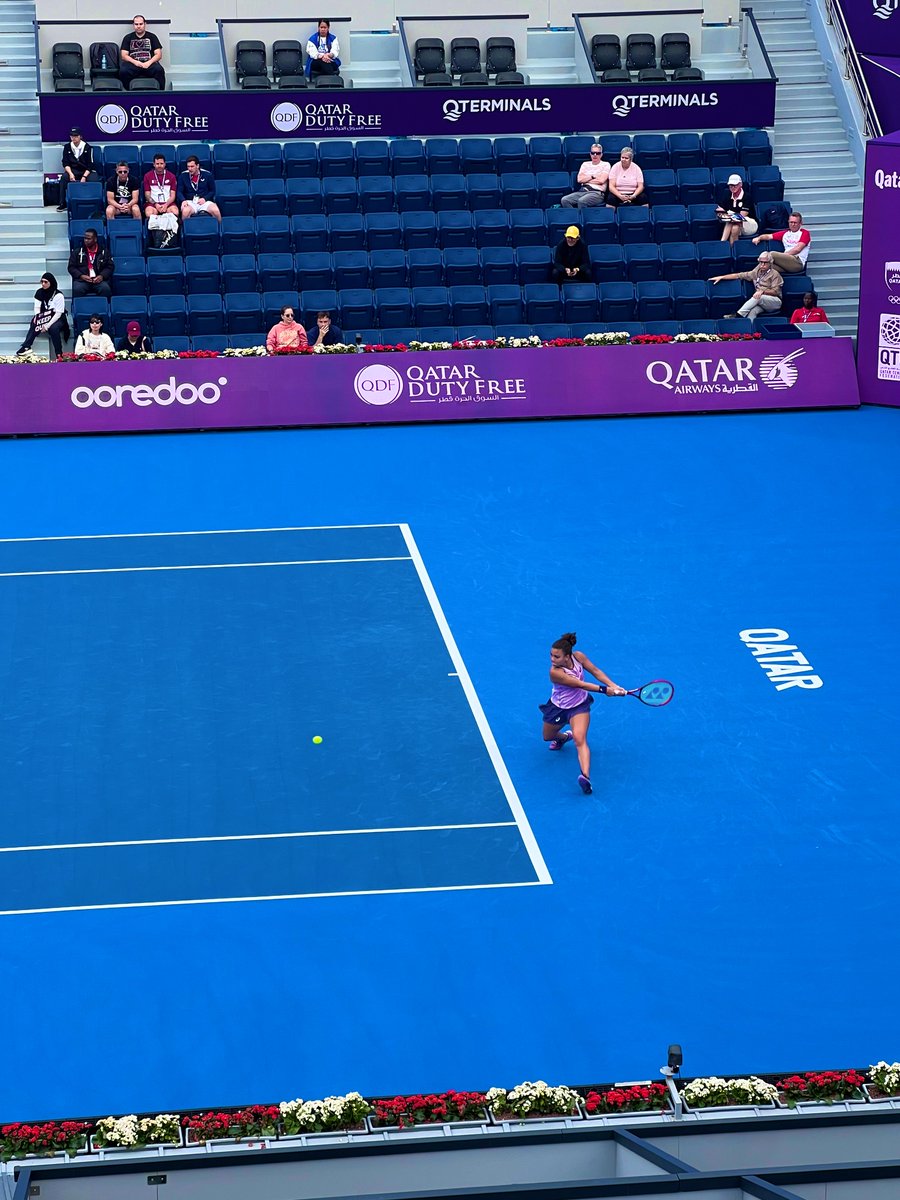 Qatar Open süprizlere devam ediyor.
Coco ve Sabalenka ‘dan sonra #4 numara Jasmine Paolini’de turnuvaya veda ediyor.
 
Etkili servis oyunu ve return’leri ile eski günlerine göz kırpan bir Ostapenko 6-2 6-2 ile maçı alıyor.
#QatarTotalEnergiesOpen  
<a href="/SadeceTenis/">TenisHaberleri</a> <a href="/mikrofondakimvr/">Mikrofonda Kim Var?</a>