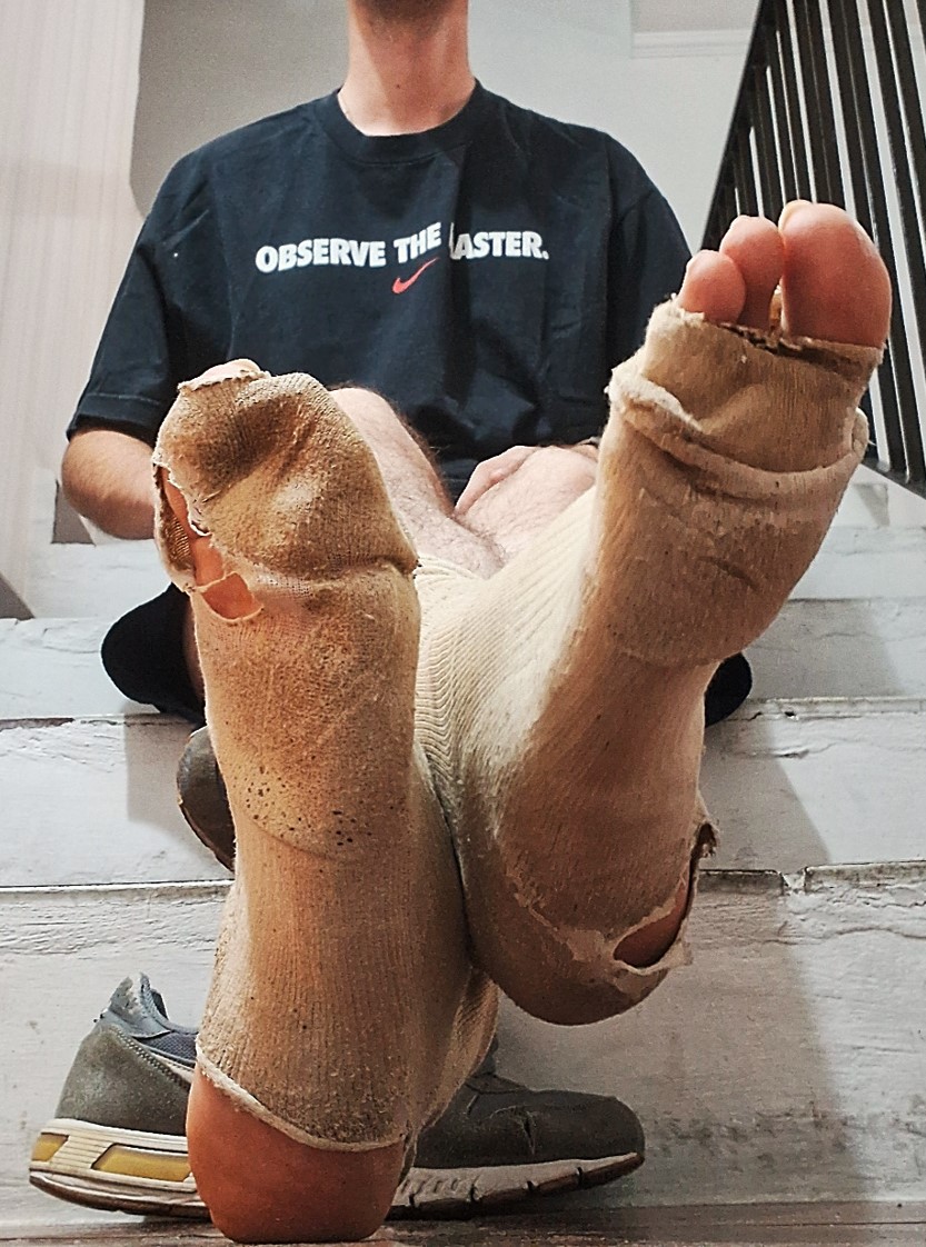 Meias com 30 meses de uso e nunca lavadas!
Socks worn for 30 months and never washed!
🧦👣🔥🧀🐽
#dirtysocks #stinkysocks #trashedsocks #sniffmysocks #sockfetish #smellysocks #sweatysocks #nikefetish #chule #chulezao #chuledemacho