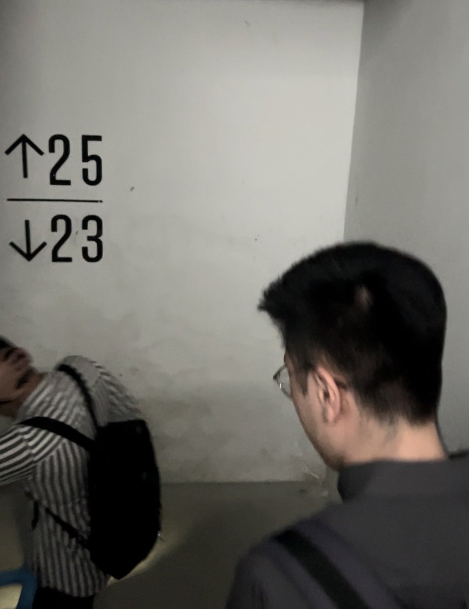 salah satu yg dimalesin terjadi. gedung kantor mati listrik cukup lama. lift mati, gak ada signal. TURUN TANGGA DARI LANTAI 63 😭