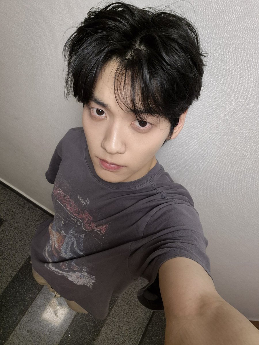 [250212] weverse dm 🐰💬

🐰 gen z selfies
