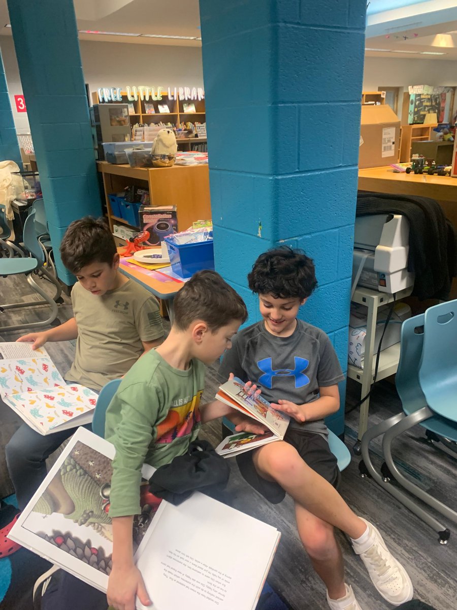 👀 I spy some amazing readers in the GHES library! 📚📖