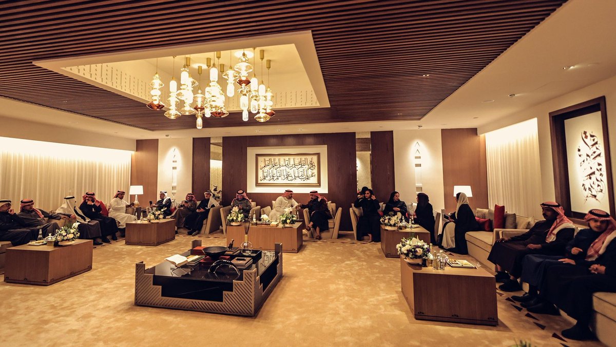 الأدباء والمثقفين يجتمعون في ديوانيتهم #ديوانية_القلم_الذهبي ✒️📜
هنا.. "أجمل لقا وأعز من نلقى"