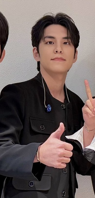 원필이 오늘 착장 너무 이뿌다

수고했어어🫳🫳🫳❤️❤️❤️