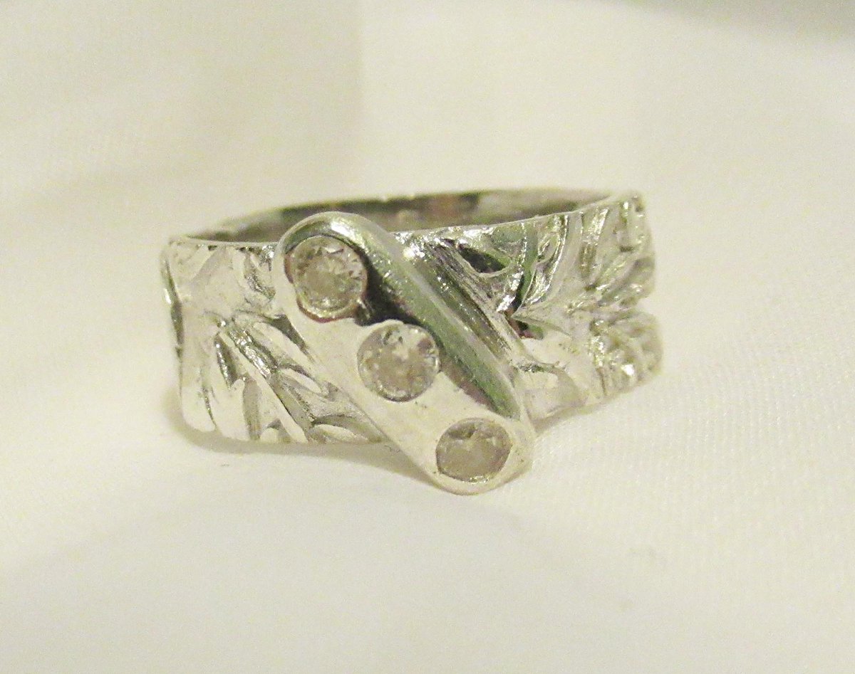 CarolSchmauder's tweet image. ♥♥♥ One-of-a-kind, 3 Stone Fine Silver Textured Wide Band Ring Size 10, .999 Silver Wedding Band etsy.me/4hxd8IF via @Etsy ♥♥♥ 
#finesilverring
#puresilverring
#widebandring
#weddingrin
#shopetsyhandmade