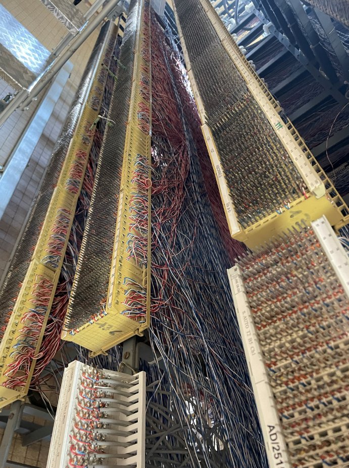 Haute-Loire : Visite d'un central téléphonique à travers lequel certains clients sont encore raccordés avec des câbles de cuivre.
D'ici 1 an, les communes de Sainte-Florine et de Vézézoux ne seront plus raccordées à ce #réseau.
Fibre optique, 4G/5G et satellite le remplaceront.