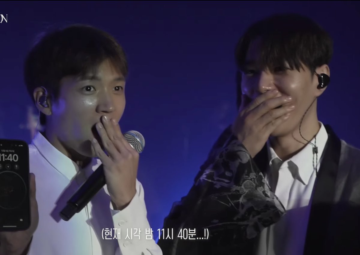 우현이는 손을 세로로 하구 
명수는 손을 가로로 하는 거 기욥다.. 
(*´ლ`*)                                  🫢