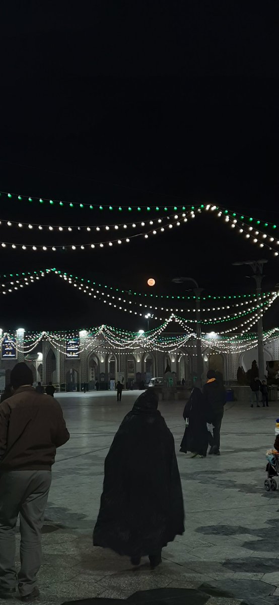 ماه امشب توی حرم خیلی زیبا تر بود🌙