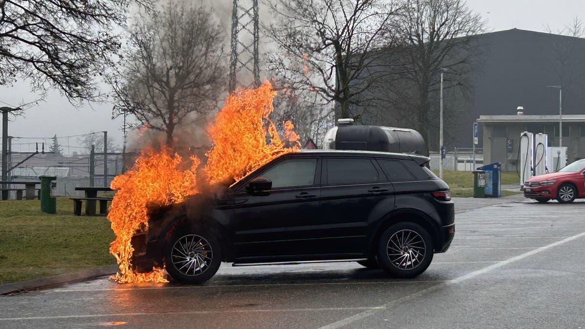 AargauerZeitung (@aargauerzeitung) on Twitter photo Auto brennt auf Rastplatz der Autobahn lichterloh – Totalschaden aargauerzeitung.ch/aargau/lenzbur… Auto brennt auf Rastplatz der Autobahn lichterloh – Totalschaden aargauerzeitung.ch/aargau/lenzbur…
