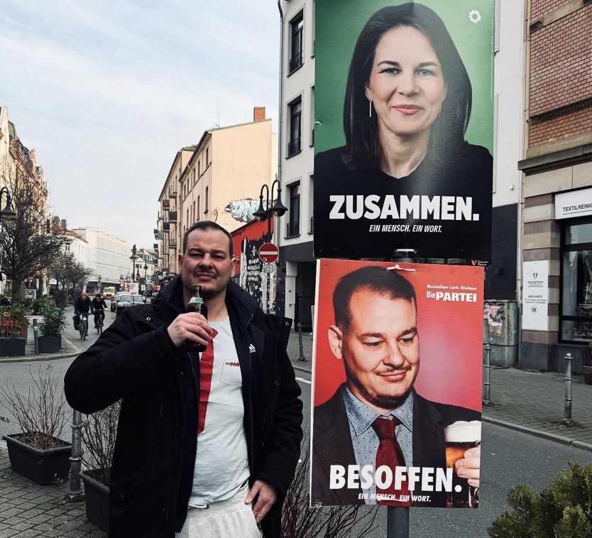 MartinSonneborn's tweet photo. TrinkerSmiley!
PS: Welches Plakat finden Sie eigentlich unseriöser? https://t.co/oJJVLb1dU5