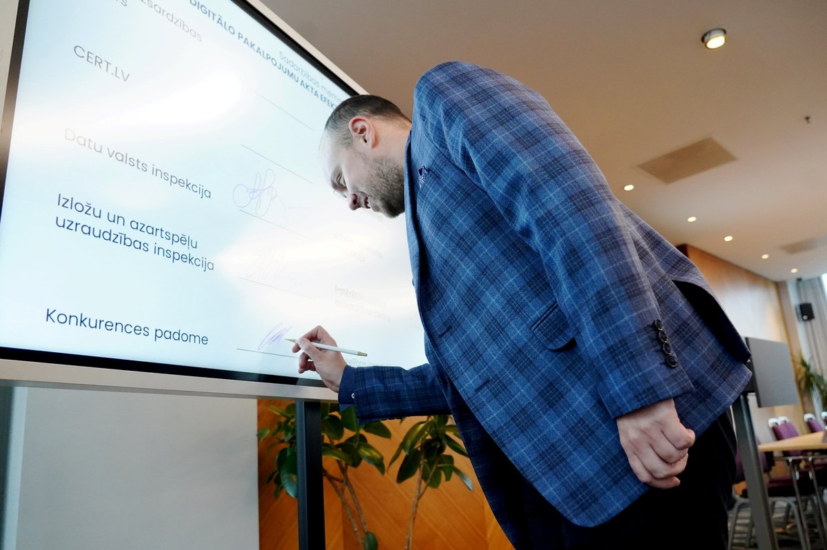 KPgovLV's tweet photo. 2025. gada 28. janvārī @PTACgovLV  un citas iestādes, tostarp @KPgovLV , parakstīja memorandu par Digitālo pakalpojumu akta efektīvu īstenošanu Latvijā.
🔗Plašāk: https://t.co/77KGw3urV1 https://t.co/DZa4TCwe6C