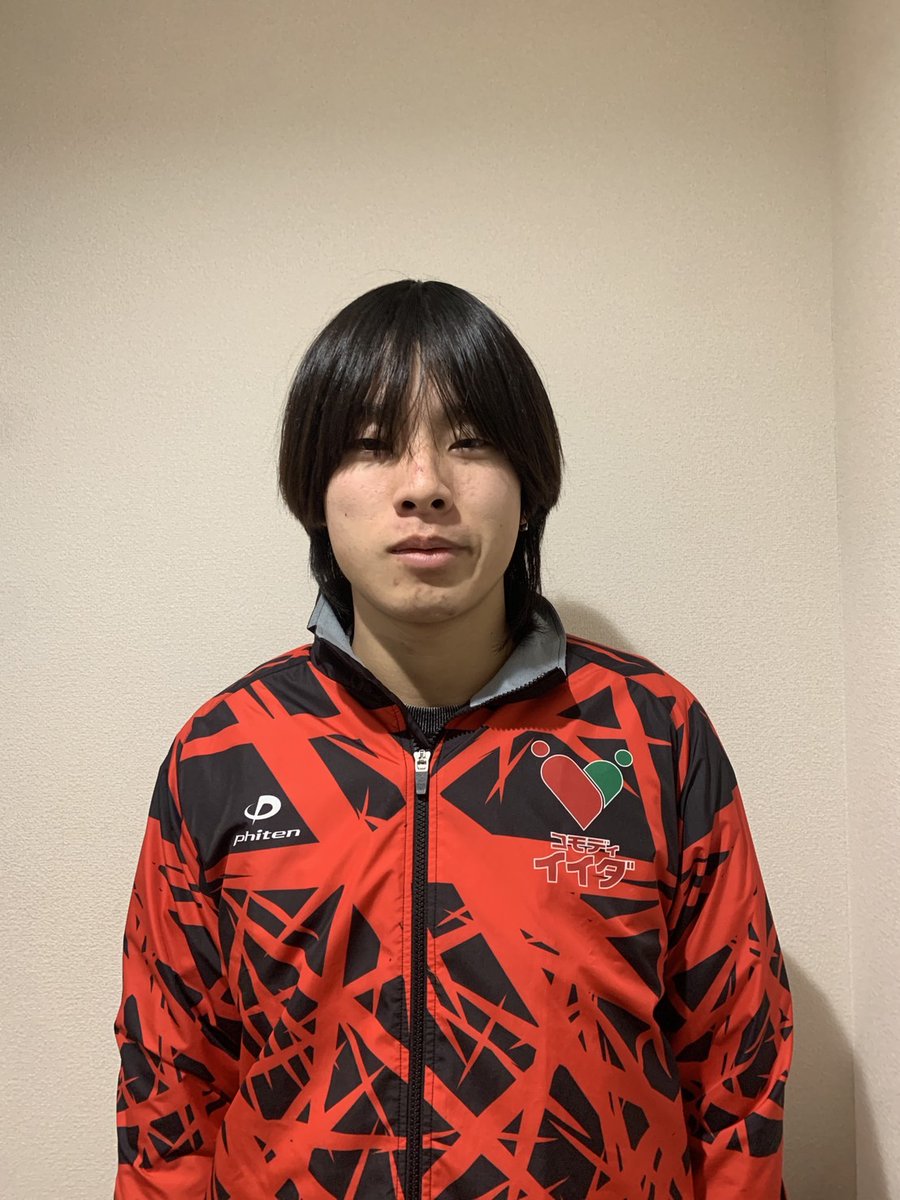 AizawaY4649's tweet photo. コモディイイダ陸上競技部  

新入部員、本日入寮のお知らせ

正式な入社となる3月25日まで、パートタイマーとして勤務し、いち早く仕事と競技の両立に身体を慣らします。

⚫︎青木丈侑 19歳
出身地　三重
出身高校　　東農大二高

主な実績
U20日本選手権3000m3位
鹿児島国体少年5000m7位
2024日本選手権1500m出場

本人のコメント
世界への挑戦。更なる飛躍をお見せいたします。

監督からのコメント
若さ故のやんちゃさから、挫折を味わうも、しっかり反省している姿をみて、問い合わせから3カ月熟慮し、採用に至りました。決めては19歳で、飲食でアルバイトしながらも、13分台を維持し、自分をもって競技にむかいあっていたこと。さらには、選考過程でみたレース度胸。陸上界にいる一人の大人として、ラストチャンスと語る彼の意気込みを信じました。
彼のダイナミックな走りをぜひ、ご期待ください。

パーソナルベスト
1500m 3'41"79 
日体大記録会　2024/7/7
3000m 8'06"97 
世田谷記録会　2023/4/8
5000m 13'54"90 
日体大記録会　2023/9/24

シーズンベスト
1500m 3'41"79 
日体大記録会　2024/7/7
3000m 8'15"45 
東海大記録会   2024/10/20
5000m 13'57"35
日体大記録会　2024/11/30