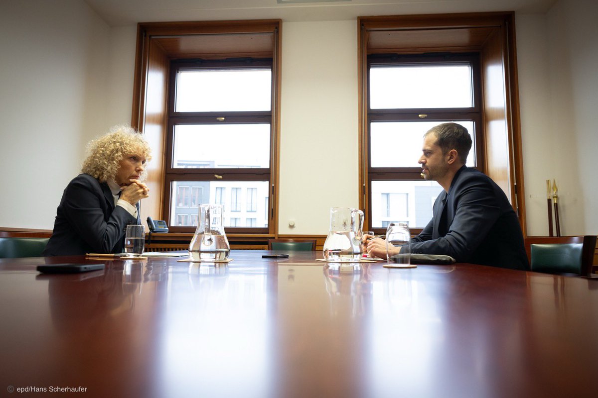 Was haben wir auf den UN-Konferenzen für den #Klimaschutz erreicht? Wie geopolitisch ist #Klimaaußenpolitik? Und wie steht es ums 1,5-Grad-Ziel?

Über diese Fragen und viele mehr habe ich mit <a href="/m_elliesen/">Moritz Elliesen</a> gesprochen. Das Interview gibt es heute bei <a href="/epd_news/">epd</a> 💡📰