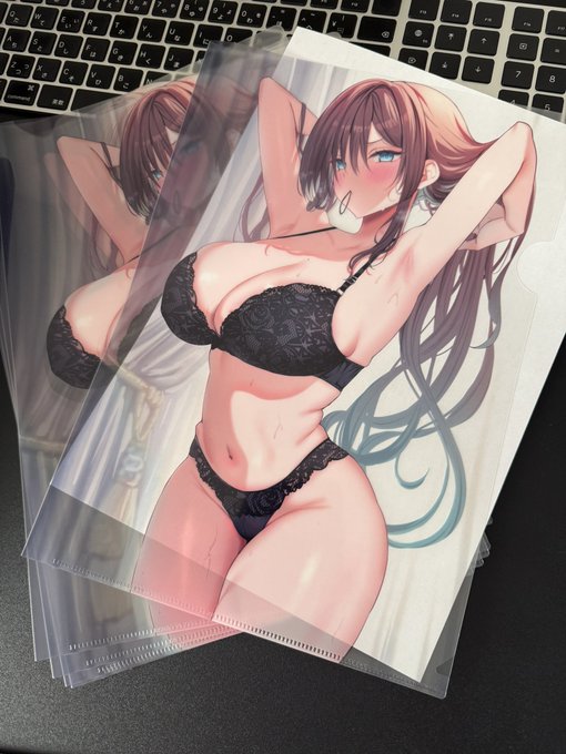 ティアで折本と一緒に頒布するクリアファイル届いた。イラレでキャラだけの白版作るのに苦戦しました… 