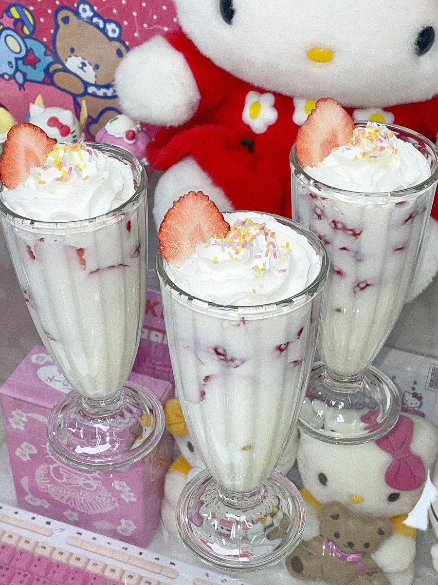 요즘 자꾸 생딸기 흰우유 얘기만해서 죄송해요
제가 너무 좋아해서 그래요 한번 드셔주세요..