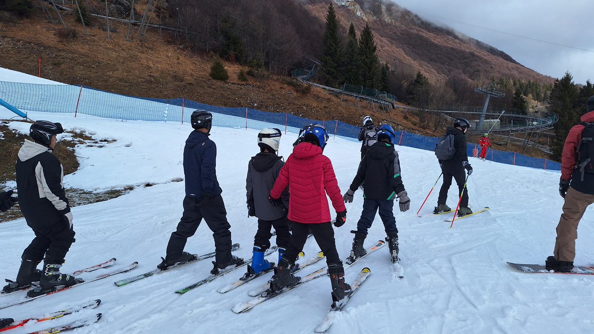 HolyheadPE's tweet photo. Day 3, Lesson 5
Group B got split into (B/C) and B went off onto the top of the 🔵 run whereas C stayed practicing their stopping and turning! Soooo much progress today - well done!! @holyhead_school @CRSTEvents
#HolyheadOnTour #SuperJob https://t.co/EYAPOqgiQy