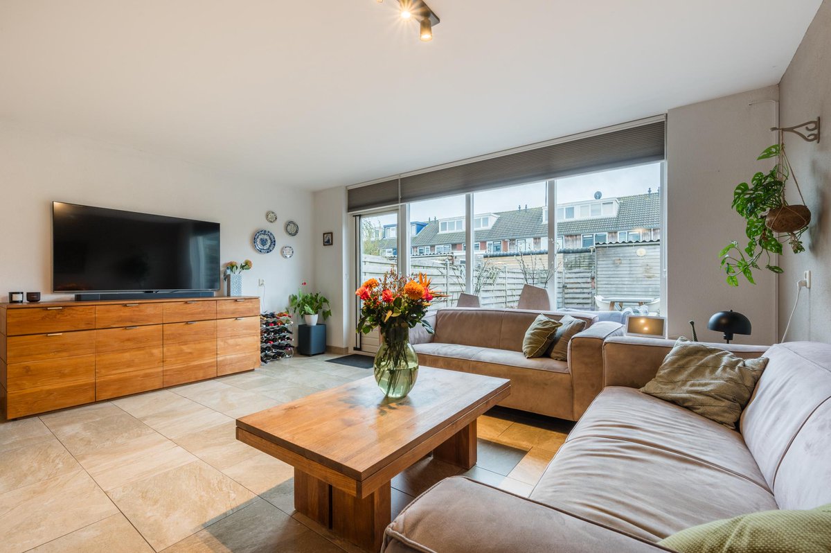 😍 VERKOCHT 😍 Perfect onderhouden tussenwoning biedt alles wat je nodig hebt: ruimte, comfort, energielabel A en een prachtige ligging. 
 mve.to/d_MSFQrgm3 #deBreeMakelaardijZaanstad #Verkocht #Oostzaan