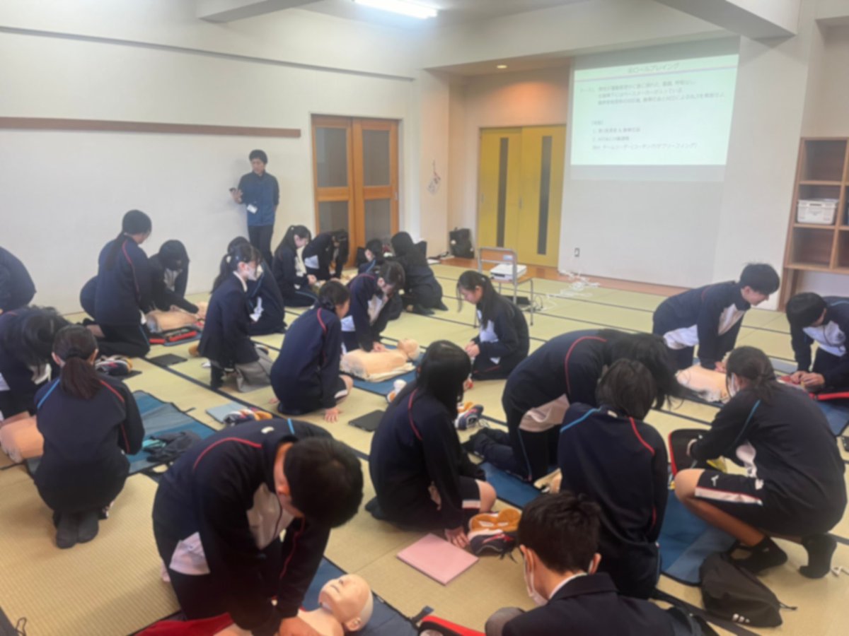 chukyoAT's tweet photo. 【安全講習会@中京大中京高校】

1年生13クラスを対象に
「一次救命処置(BLS)」の講習会で講師を務めてまいりました。

どのクラスの生徒も真剣な表情で
「何かあれば私が命を救う！」と
前向きに取り組んでいました！

 #中京大学
 #中京大中京高校
 #JSPO_AT
 #一次救命処置
 #スポーツ https://t.co/3pM9KLxq7X