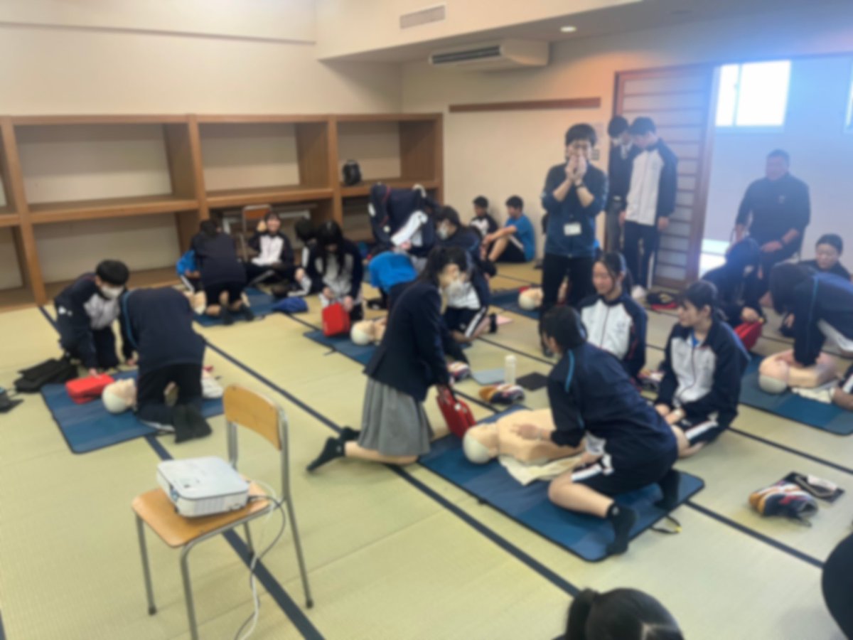 chukyoAT's tweet photo. 【安全講習会@中京大中京高校】

1年生13クラスを対象に
「一次救命処置(BLS)」の講習会で講師を務めてまいりました。

どのクラスの生徒も真剣な表情で
「何かあれば私が命を救う！」と
前向きに取り組んでいました！

 #中京大学
 #中京大中京高校
 #JSPO_AT
 #一次救命処置
 #スポーツ https://t.co/3pM9KLxq7X