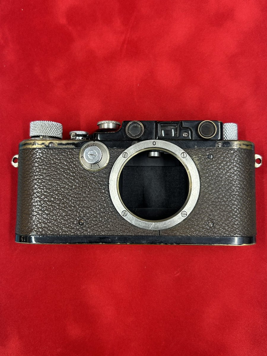 tokyocamera1st's tweet photo. 1933年生まれ
93歳!!戦前です
体に一部難ありですがまだまだ現役です!!
#leica #Dlll #バルナック https://t.co/LZVchhE5b7