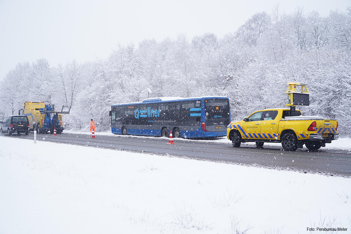 Lijnbus van de weg geraakt door de sneeuw op N34