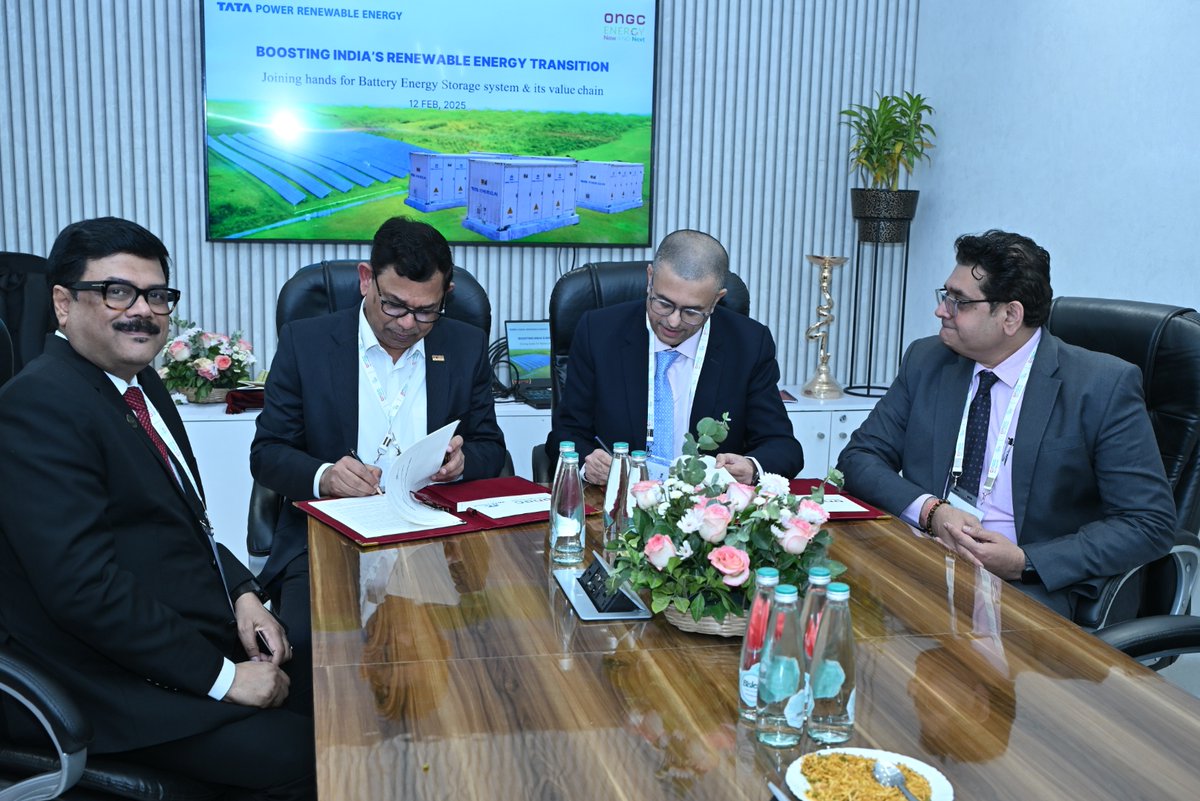 ONGC_'s tweet image. Partnering for Advanced Energy Storage Solutions at @IndiaEnergyWeek 2025, #ONGC signed an MoU with Tata Power Renewable Energy Limited (@_TPREL_)  to collaborate on Battery Energy Storage Systems (BESS)—a game-changer for India’s energy security &amp;amp; renewable integration. 
This…