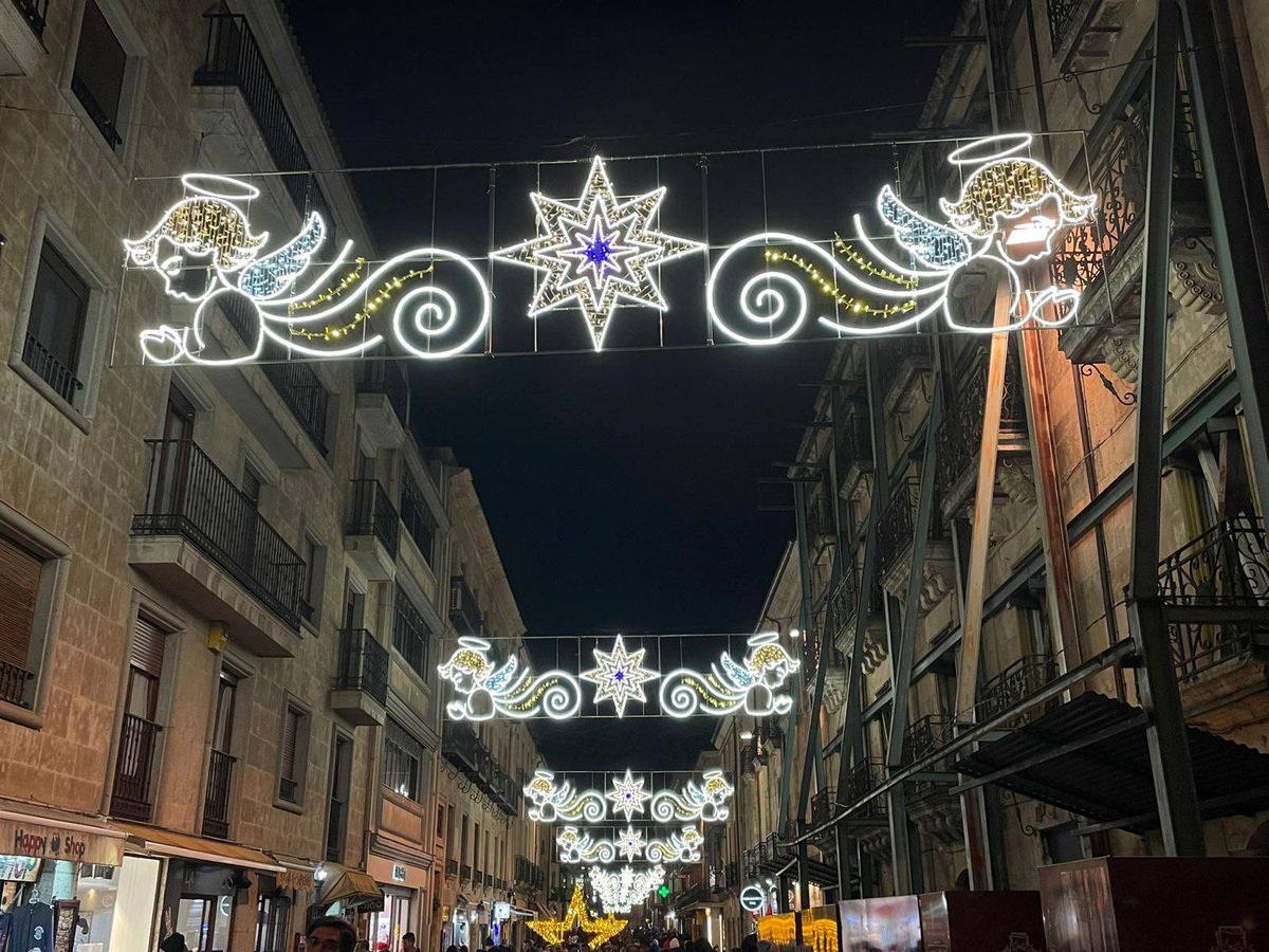 Mr_SanGar93's tweet photo. Iluminación de Navidad de Salamanca 2024-2025, instalada por Iluminaciones C. Plaza. #iluminación #alumbrado #navidad #Salamanca #lucesdenavidad #alumbradonavideño #Christmas #citylights #lucesnavidad #christmas2024 #castillayleon
Fotos realizadas por @Jrpec_21 https://t.co/iHmyvAzHwq