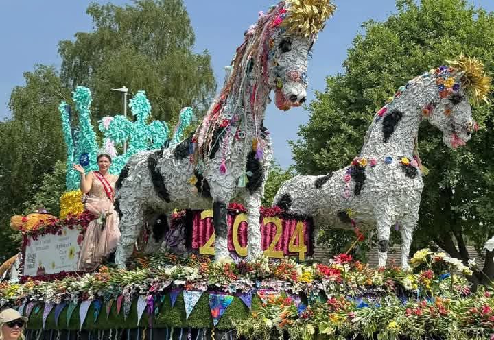Spalding Flower Parade tweet media