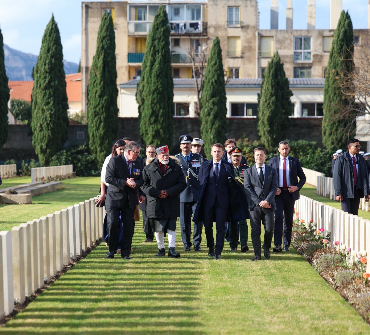 Narendra Modi (@narendramodi) on Twitter photo Au cimetière militaire de Mazargues, le Président <a href="/EmmanuelMacron/">Emmanuel Macron</a> et moi avons rendu hommage aux soldats qui ont combattu lors des Guerres mondiales. Parmi eux, plusieurs soldats indiens qui se sont battus vaillamment et ont fait preuve d'une détermination sans faille.
Tous Au cimetière militaire de Mazargues, le Président <a href="/EmmanuelMacron/">Emmanuel Macron</a> et moi avons rendu hommage aux soldats qui ont combattu lors des Guerres mondiales. Parmi eux, plusieurs soldats indiens qui se sont battus vaillamment et ont fait preuve d'une détermination sans faille.
Tous