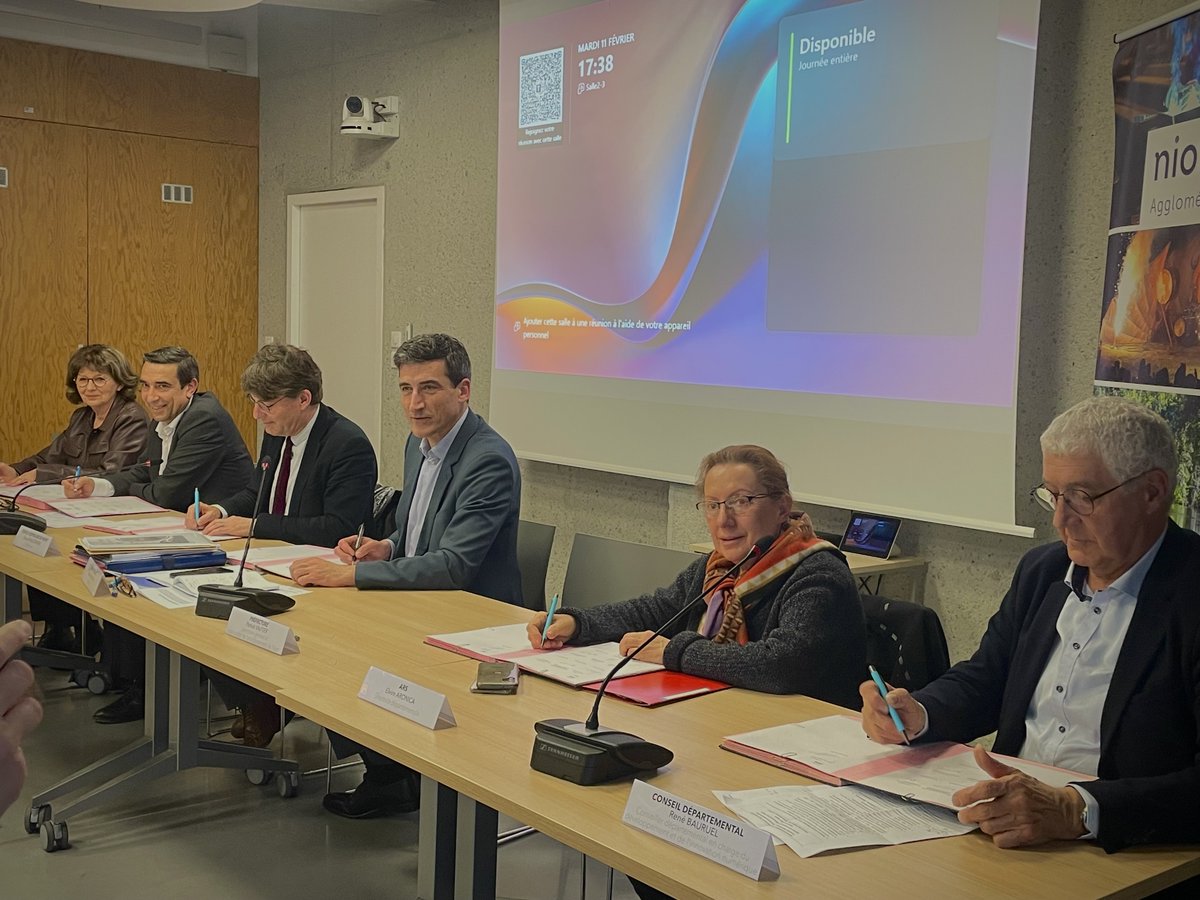 Signature du CLS de la communauté d’Agglomération du Niortais (CAN) 2025-2029. Ensemble, les acteurs institutionnels, les professionnels et associations du champ et de la santé mobilisés pour améliorer l’accès aux soins et à la prévention en faveur des habitants du territoire.