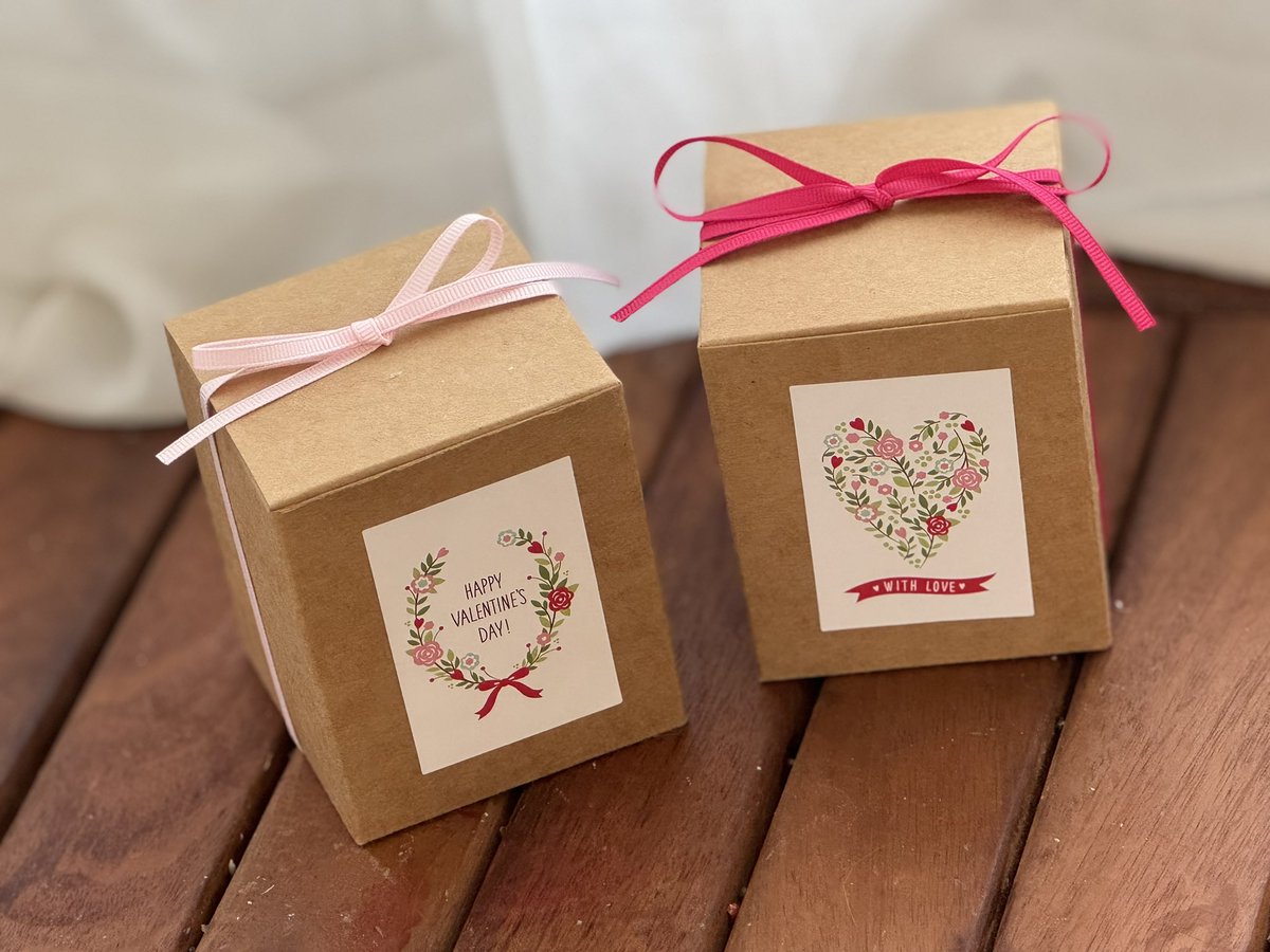 시즌한정갯수로 판매됩니다!
발렌타인 초콜렛 저온초 예요❤️

색상별로 한정수량이고
수량이 각각 다릅니다

핑크 민트 스카이블루 화이트 초콜릿
5가지 색상입니다~!
달달한 초코향이에요⭐️
몸에 뿌리면 달달~~한 향이🍫
naver.me/5wmMQFYH