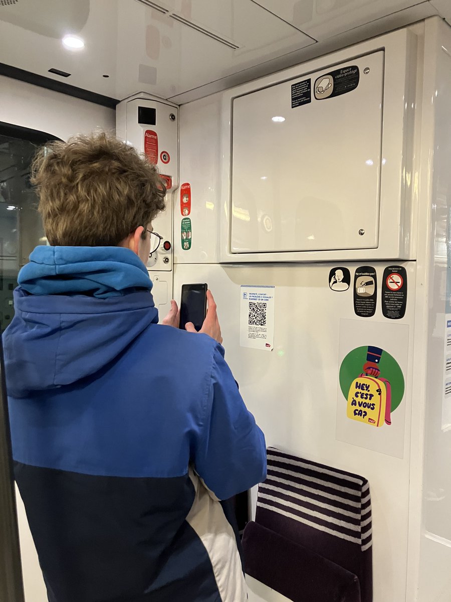 TERBreizhGo's tweet image. ⚡ #FLASHCODE : Besoin de donner votre avis en quelques secondes ? Scannez un Flash Code présents en gare ou dans les trains. Chaque retour nous aide à ajuster nos services en continu.