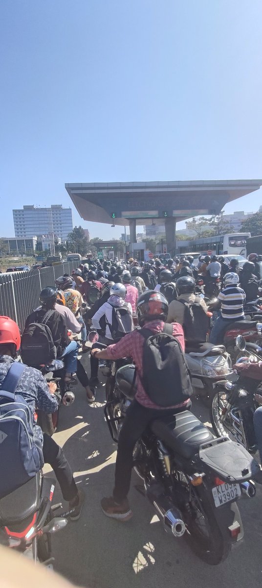 Vivekmarjun's tweet photo. "Stuck on the Electronic City Flyover Toll for 45 minutes! Can't believe the traffic congestion! @ELCITA_IN what's the solution to this daily ordeal? @blrcitytraffic https://t.co/MHvwv3JEVA